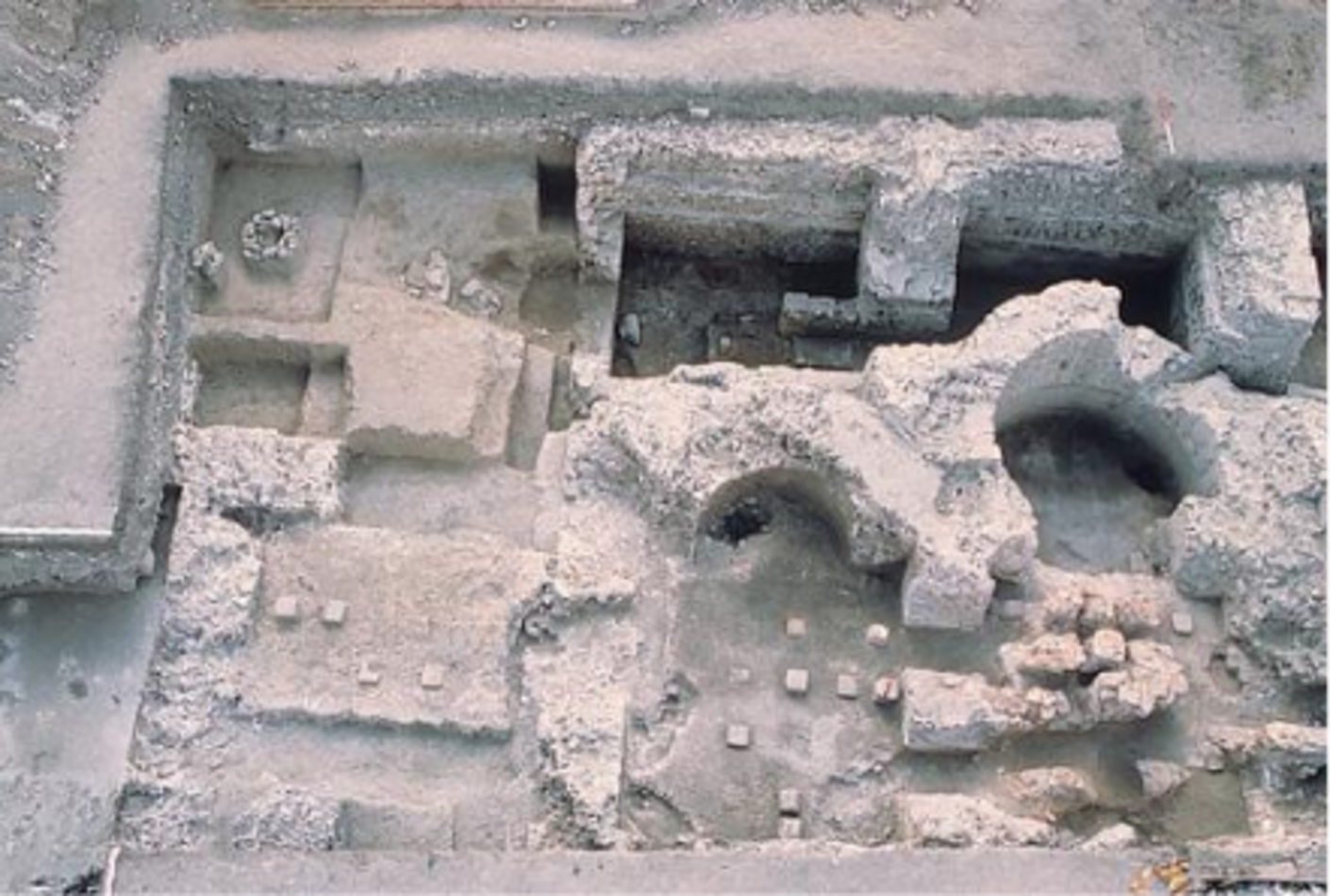 © Seine et Yvelines Archéologie / EPI Yvelines-Hauts-de-Seine Vue aérienne de fouilles archéologiques, montrant des structures antiques en pierre partiellement dégagées