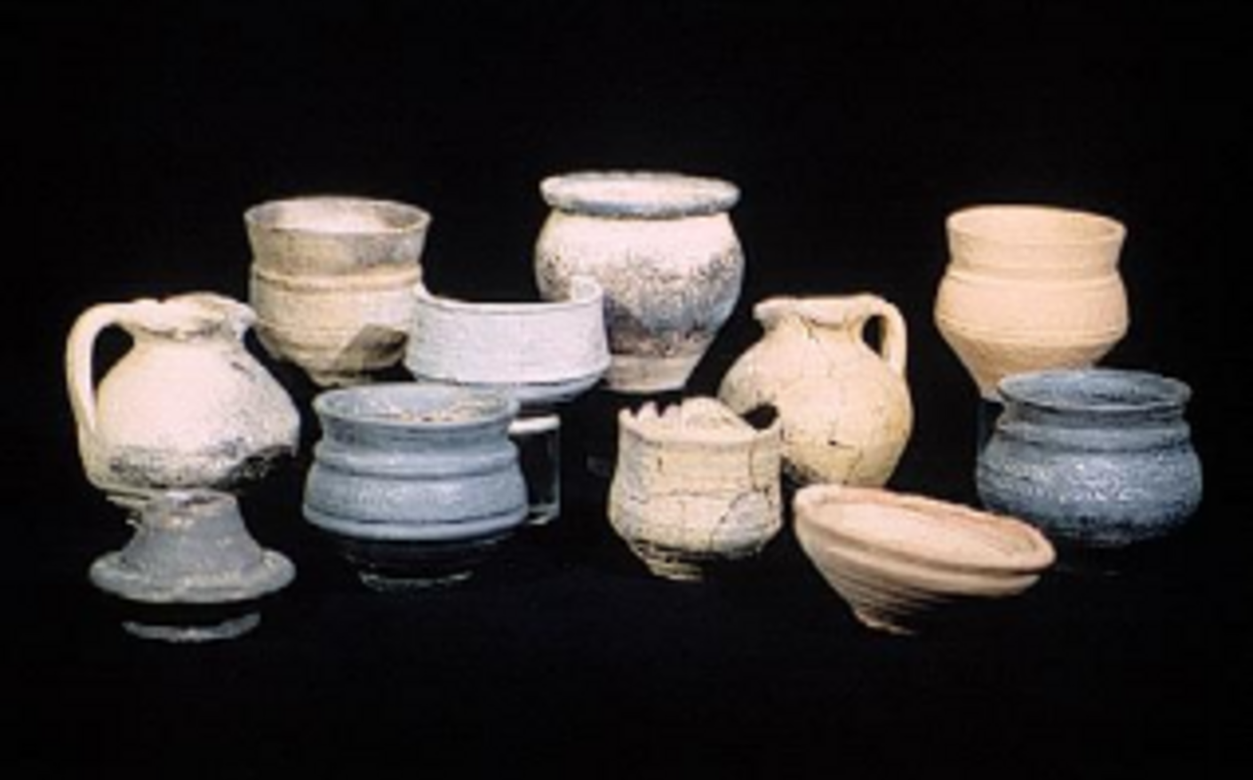 Collection de poteries et céramiques anciennes de différentes tailles et formes, datant du premier moyen-âge.