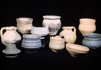 Collection de poteries et céramiques anciennes de différentes tailles et formes, datant du premier moyen-âge.