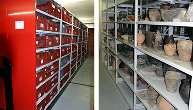 Stockage sur étagères mobiles (à gauche) et fixes, à droite, pour les objets fragiles.