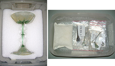 Conditionnement d’un verre à tige médiéval et boîte conservant des objets métalliques (avec sachet de Silicagel).