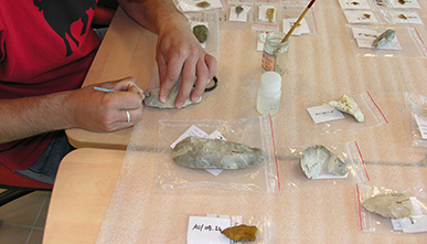 Objets en silex en cours de marquage.