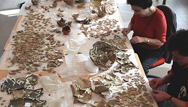 Tessons de céramiques médiévales en cours de remontage